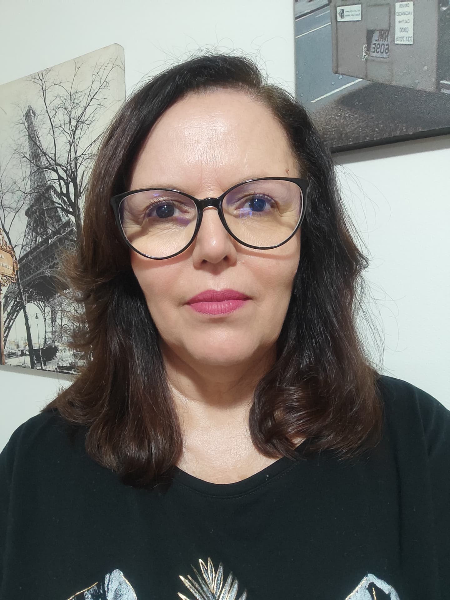 Ivana Raisky em retrato sereno, de óculos e blusa escura